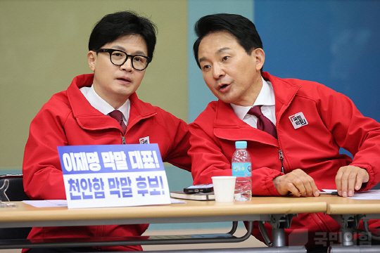 지난 3월27일 한동훈 당시 국민의힘 비상대책위원장 겸 제22대 총선 총괄선거대책위원장이 인천 남동구에서 중앙선거대책위원회의를 주재한 가운데 윤석열 정부 국토교통부 장관을 지낸 원희룡(오른쪽) 인천 계양을 후보와 함께 대화하고 있다.<국민의힘 홈페이지 사진>